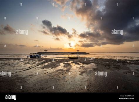 Paysage Matinal Pris Sur Une Plage De Sable Vue Sur La Mer L Horizon