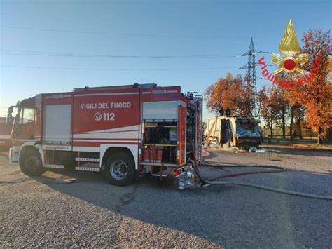 Camion Dei Rifiuti A Fuoco Vigili Del Fuoco A Varedo Mbnews