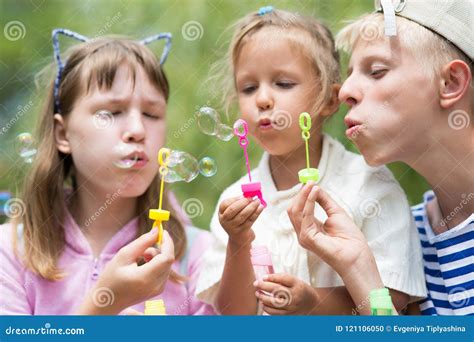 Bambini Che Soffiano Le Bolle Di Sapone Fotografia Stock Immagine Di