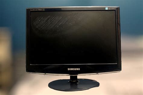 Samsung Syncmaster 733nw 17 Inch Monitor With Issue Computers Tech