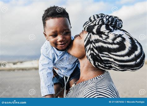 Mère Africaine Ayant Un Moment Tendre Avec Petit Fils Amour Extérieur