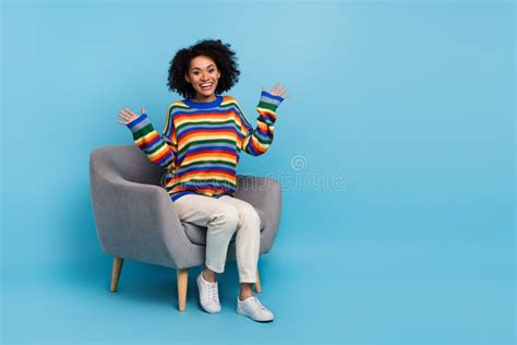 Foto De Cuerpo Completo De La Impresionada Brunette Millennial Dama Sentada Vestido De Coloridas