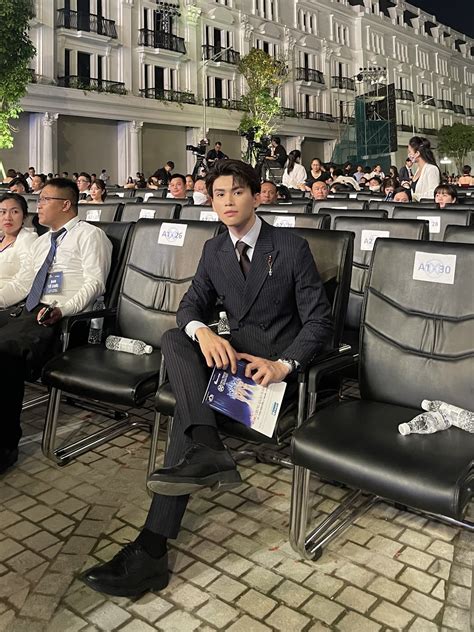 Hot boy ảnh thẻ đẹp không thua kém tài tử điện ảnh Hong Kong Làm 4 công việc cùng một lúc từ
