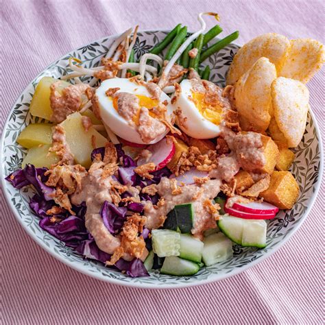 Gado gado Salade indonésienne à la sauce aux cacahuètes La recette