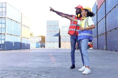 Dos Ingeniero Industrial Africano Hombre Y Mujer Con Chaleco Y Casco