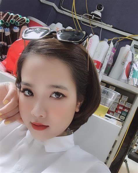 Tưởng nhắn tin mùi mẫn cho hot girl 1m52 hóa ra đối tượng của Quang Hải lại là cô gái khác