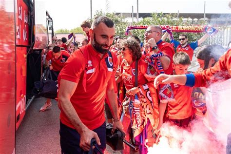 La Afici N Del Numancia Arropa Al Equipo A Su Llegada Al Estadio Del Sanse