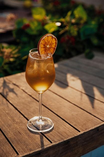 Copo De Coquetel Aperol Spritz Na Mesa No Restaurante De Rua Famosa