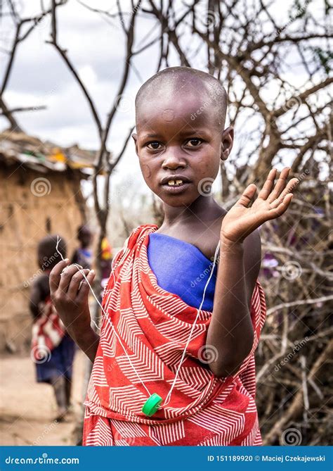 Bambino Africano Che Indossa I Vestiti Tradizionali In Trib Masai