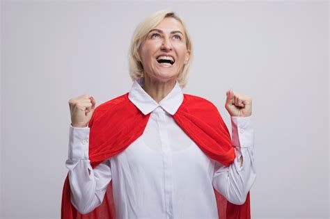Joyeuse Femme De Super H Ros Blonde D Ge Moyen En Cape Rouge Faisant