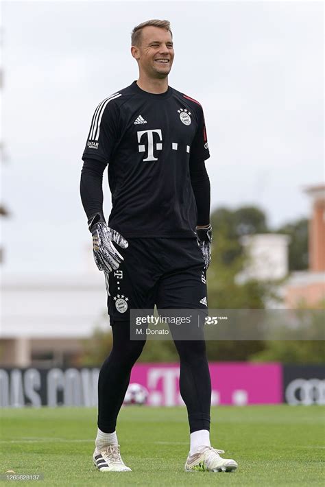 Fotografía de noticias Manuel Neuer of Bayern Munich laughs during a