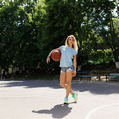 Fille Sexy Sur Le Terrain De Basket Photo Gratuite