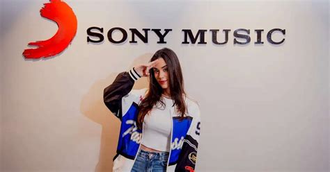 Isadora Pompeo Assina A Sony Music Brasil