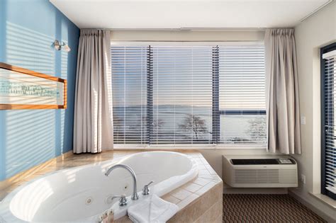 Oceanfront Spa Suite - Ocean Promenade Hotel
