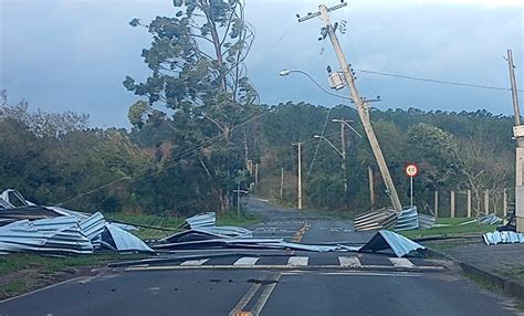 Ciclone Causa Destrui O Em Os Rio E Munic Pio Deve Decretar Situa O