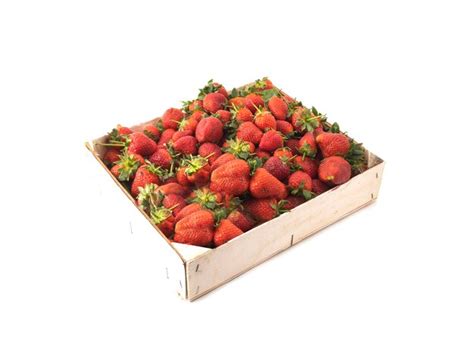 Fresas En Caja De Madera Aislado Sobre Fondo Blanco Foto Premium