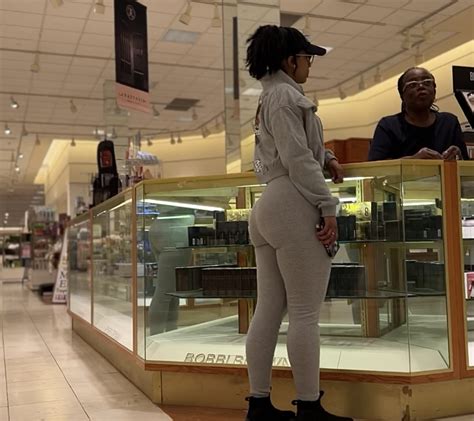 Hot Ebony Chick In Gray Leggings W A Huge Perfect Ass Spandex Leggings Yoga Pants Forum