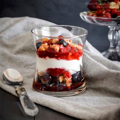 Parfait De Yogur Skyr Y Frutas Del Bosque Especialmente Dulce