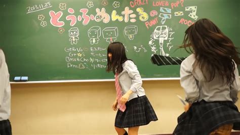 放課後の教室で学園祭の練習中の現役jkちゃん、テンションmaxでチェック柄の生パンチラを披露│チラリ部