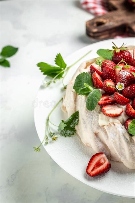 Tarta Casera Meringue Pavlova Con Fresas Y Crema Batida Servida Con