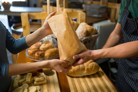 Souriante Cliente Recevant Un Colis Du Personnel De La Boulangerie Au