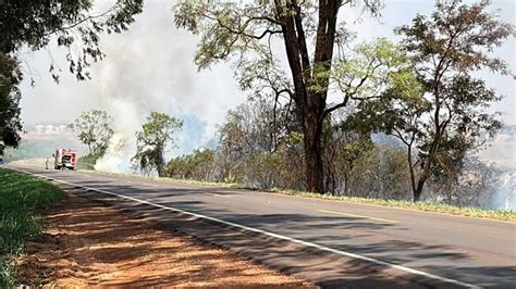 Carro Pega Fogo Em Rodovia E Chamas Se Alastram Em Pastagem Interior