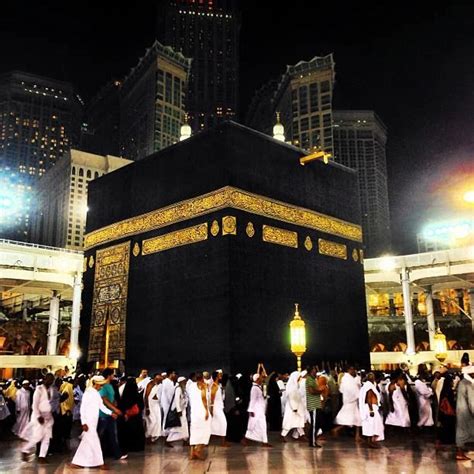 Haramain Salaat: Nice photo of kaabah in the night