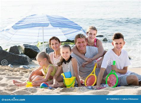 Familia Sonriente Grande De Seis Personas Junto En La Playa Foto De