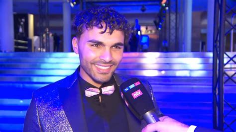 Let S Dance Kandidat Younes Zarou Schwingt Das Tanzbein Auf Dem Ball