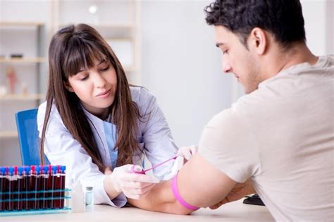 Paciente Durante El Procedimiento De Muestreo De An Lisis De Sangre