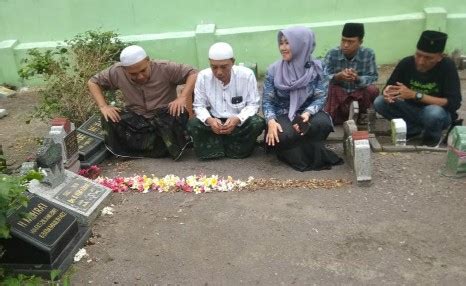 Daftar Calon Dpd Ri Ning Lia Awali Ziarah Makam Ayahanda