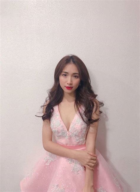 Ảnh Hòa Minzy sexy mặc bikini lộ vòng một căng đét GenZ Relax