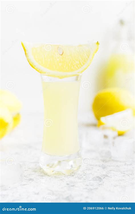 Limoncello Traditionnel Italien De Liqueur Avec Du Citron Photo Stock