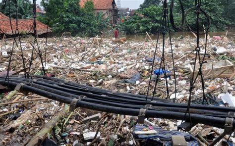 Gunungan Sampah Di Bantaran Sungai Cbl Memprihatinkan Okezone News