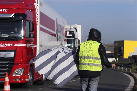 Imitando Parigi I Gilet Gialli Oggi Manifestano In Piazza Duomo