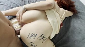 Pelirroja rizada sorprende a su marido con un tapón anal y le regala el culo XVIDEOS