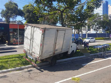 Motorista perde o controle e bate em árvore na Enseada do Suá ES HOJE