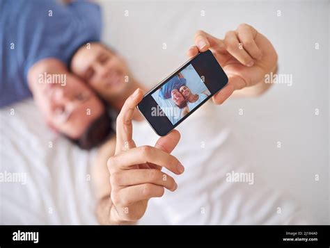 Immortalisez Un Moment D Amour Photo D Un Jeune Couple Gay Prenant Un Selfie Tout En Se