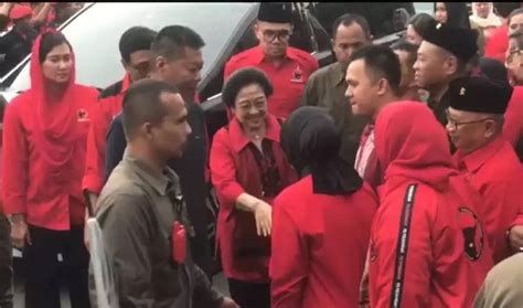 Menjelang Pemilu 2024 Megawati Bersama Ganjar Mahfud Ziarah Ke Makam