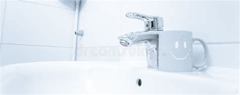 Chromed Metal Faucet For Hot And Cold Water Cup With Smile Face For Toothbrushes In A Modern