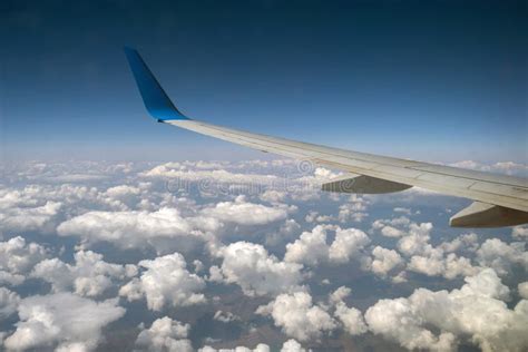 Vista Del Ala Del Avión De Reacción Desde El Interior Volando Sobre