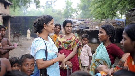 Roar বাংলা সুধা ভার্গিস যে নারী সারাটা জীবন উৎসর্গ করেছেন পিছিয়ে