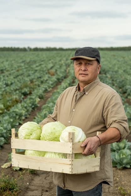 Agricultor De Etnia Asi Tica Segurando Uma Caixa Colheita De