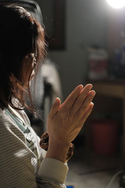 Premium Photo Side View Of Senior Woman Praying At Home