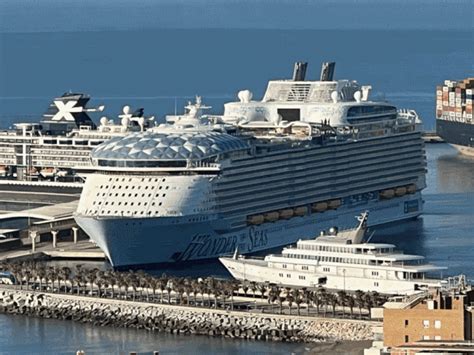 El Crucero M S Grande Del Mundo Atraca En M Laga En Su Primera Escala