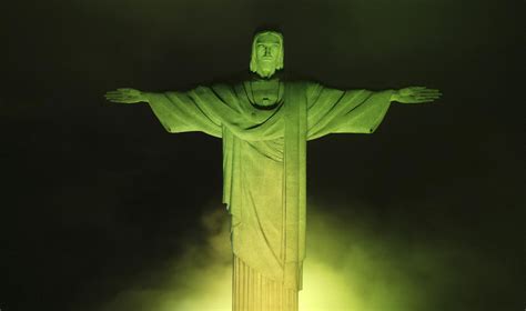 El Cristo Redentor Se Ti E De Verde Y Amarillo Por Pel Diario De Los