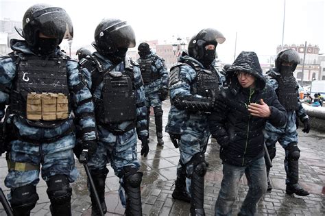 Russian police arrest thousands in pro-Navalny protest – POLITICO