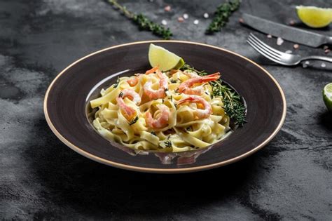 Macarrão Saboroso Com Camarão Fettuccine De Massa Italiana Com Molho