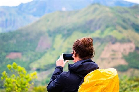 Vista Traseira De Uma Mulher Fotografando A Paisagem Atrav S De Um