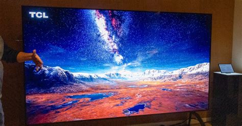 A gigante QM89 de 115 polegadas da TCL é a maior TV mini LED 4K do